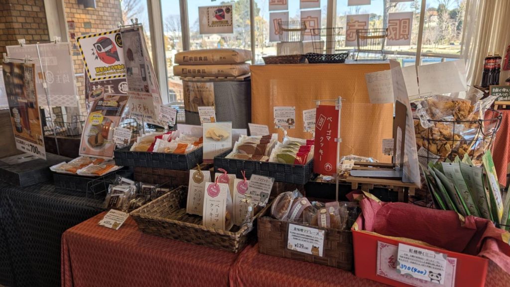 店舗写真（麦味噌菓子など）